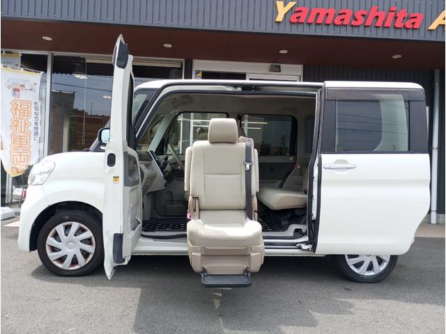 座席への乗り降りを楽にする回転昇降シートのついた、タント（ダイハツ）の福祉車両